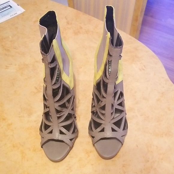 Size 7 heels grey and neon yellow - Picture 1 of 6